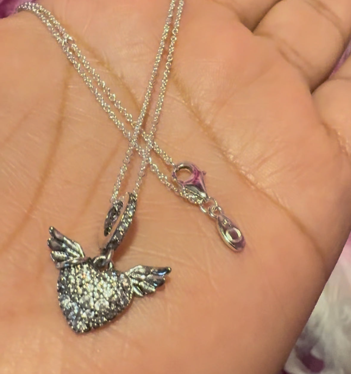 Collar corazón alado con logo