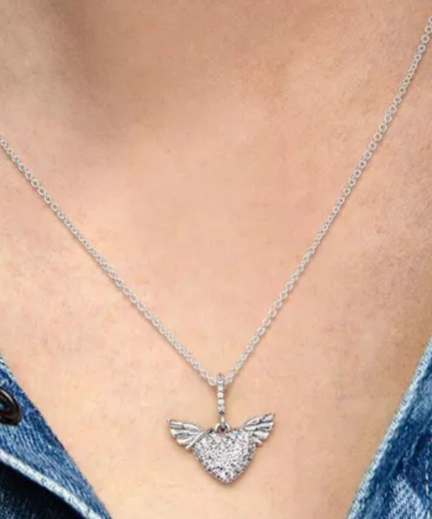Collar corazón alado con logo
