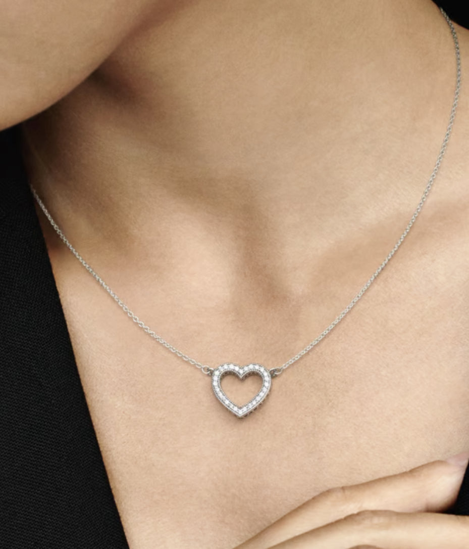 Collar corazón circones logo