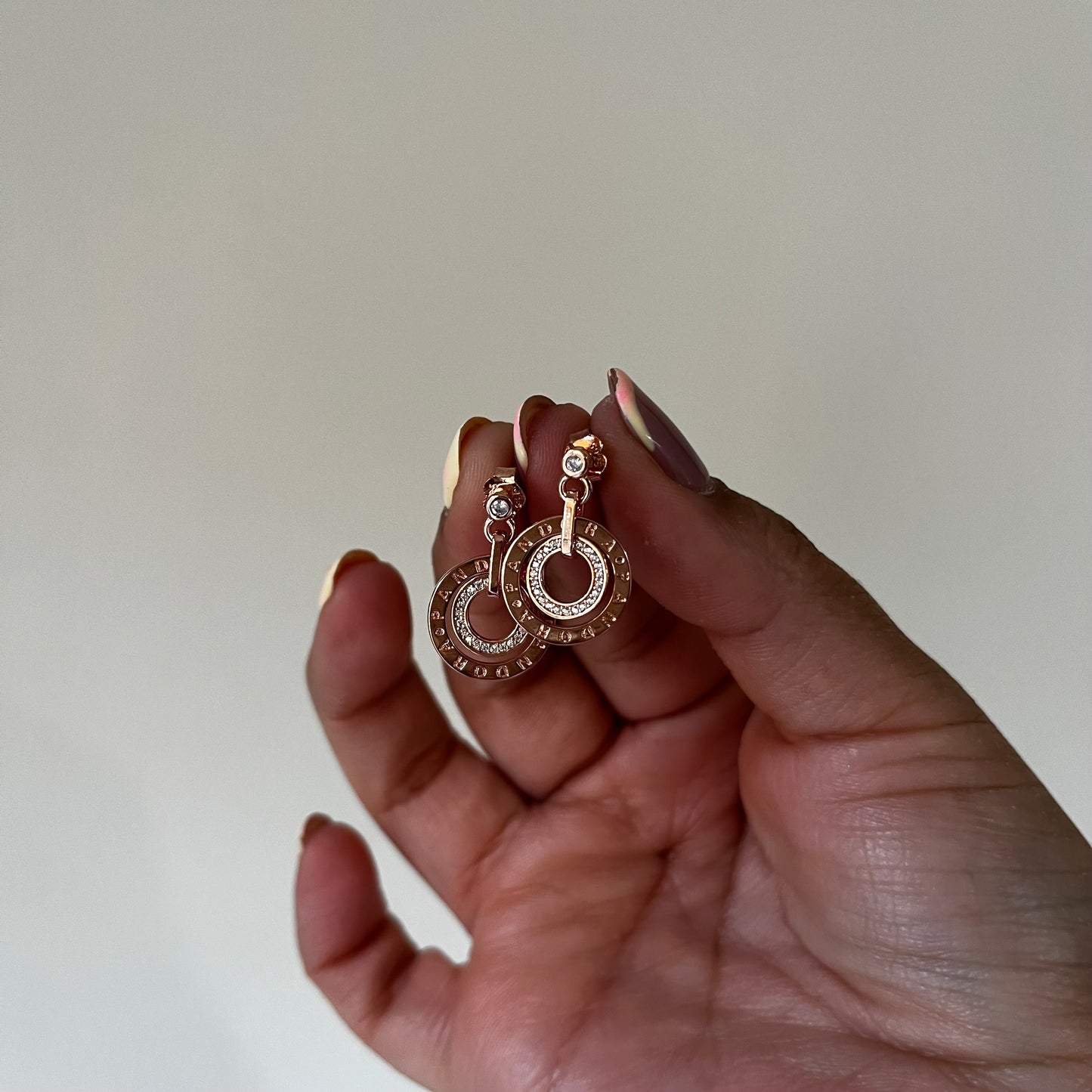 Aros reina rose logo