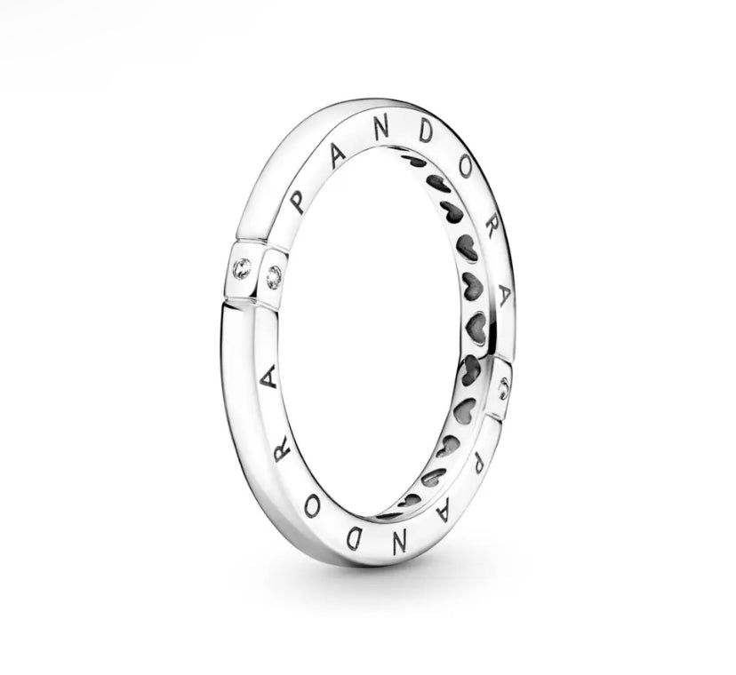 Anillo con logotipo y corazones