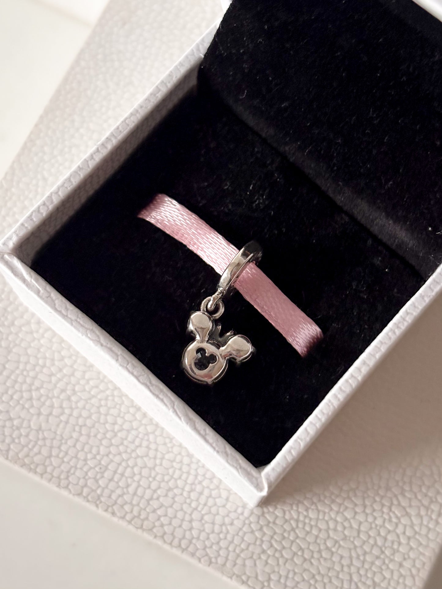 Colgante Minnie con logo
