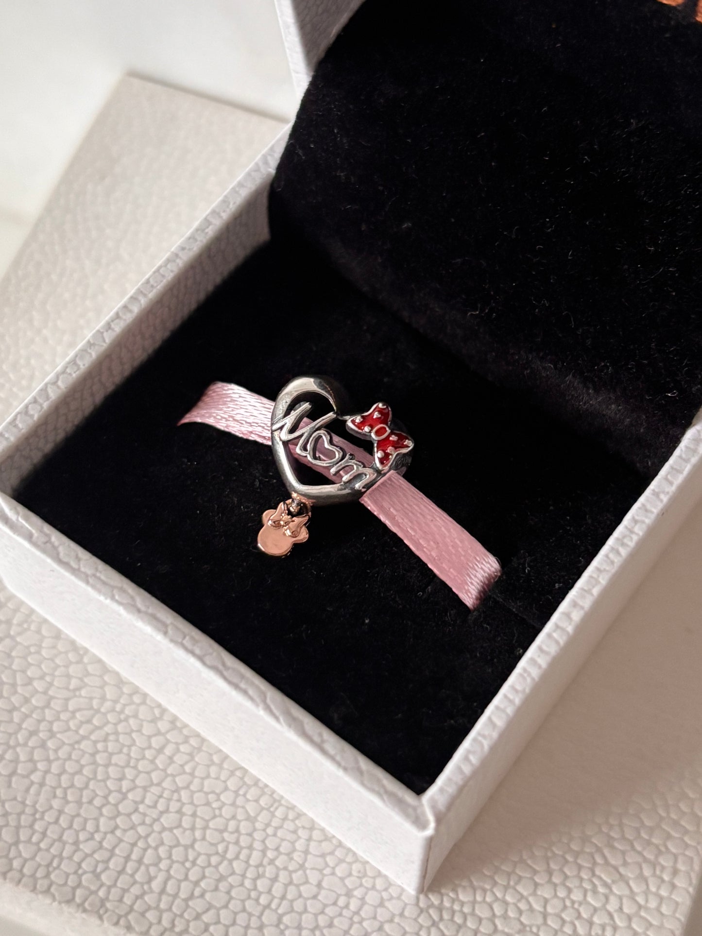 Corazón Mom Minnie logo