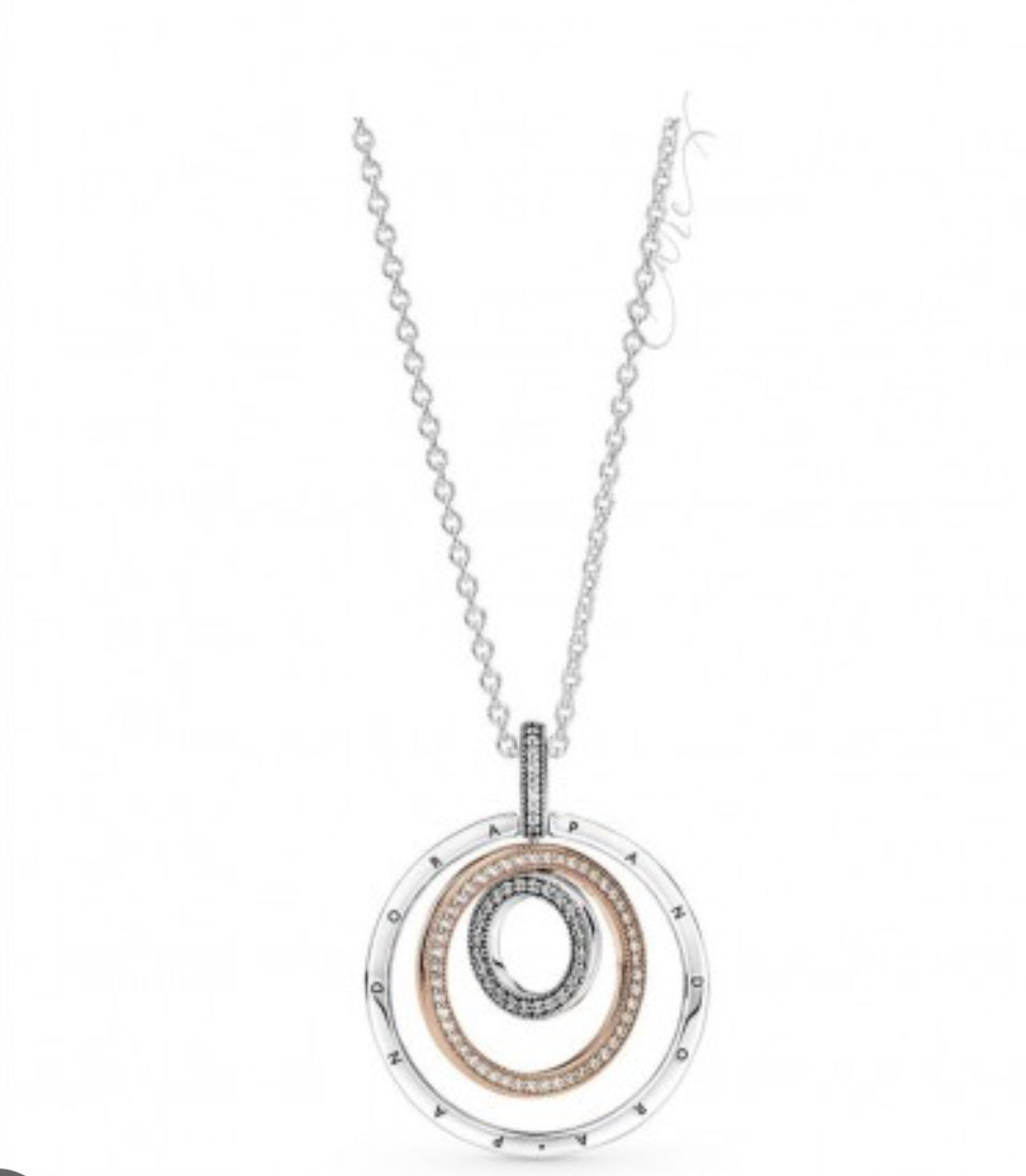 Collar triple rose y plata con logo