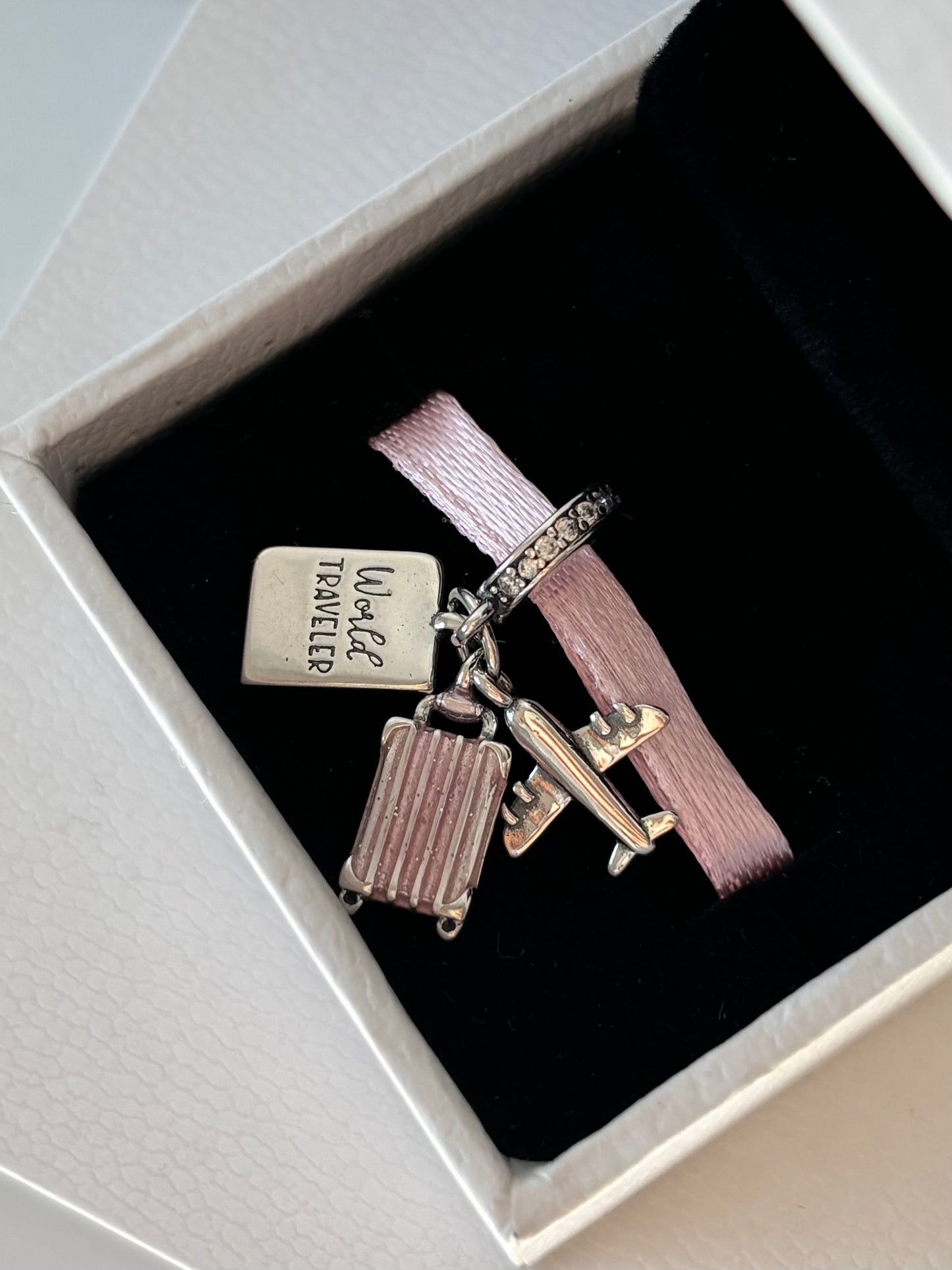 Viaje Rosa: Avión/pasaporte/maleta