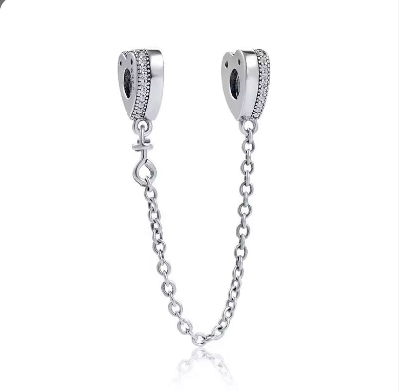 Cadena de seguridad corazón y línea de circones