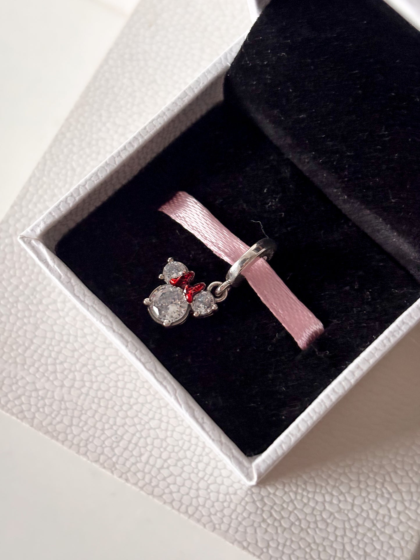 Colgante Minnie con logo