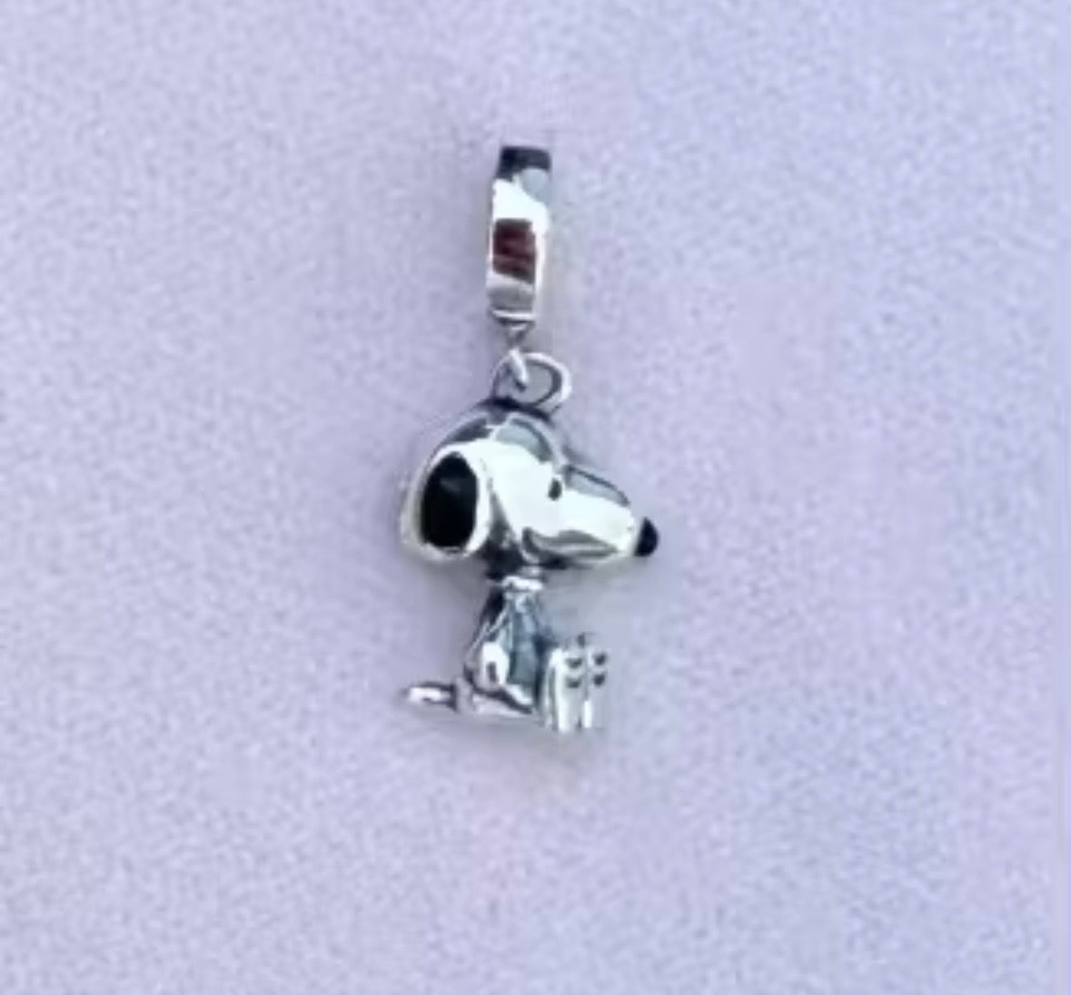 Snoopy sentado