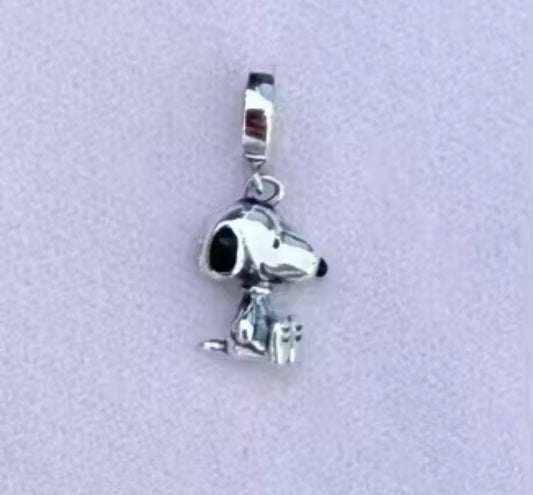 Snoopy sentado