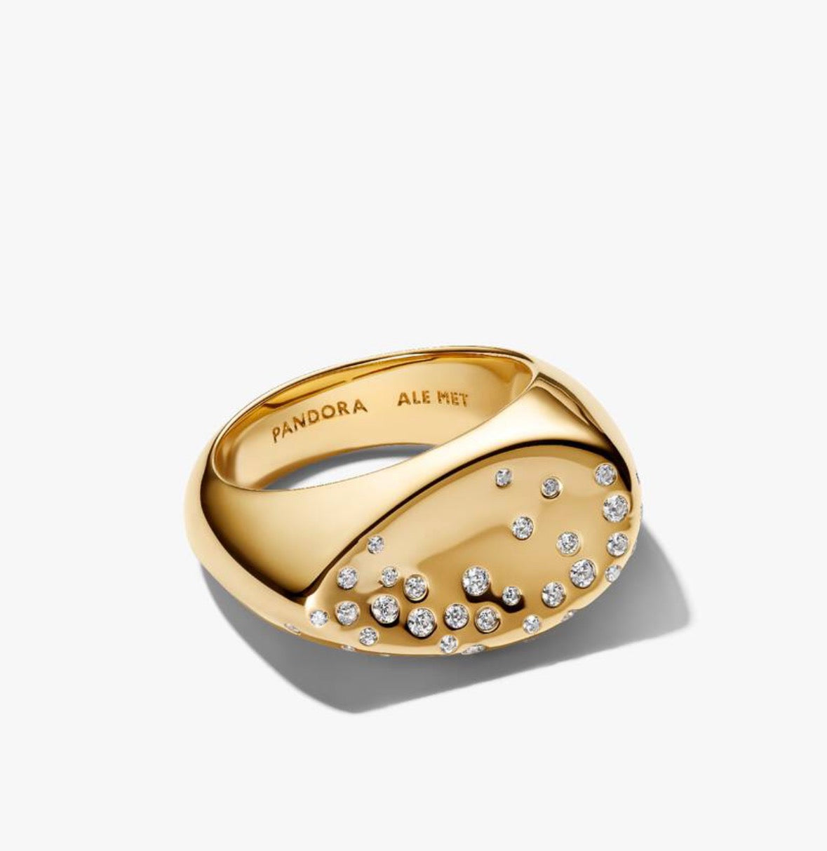 Anillo ovalado dorado piedras