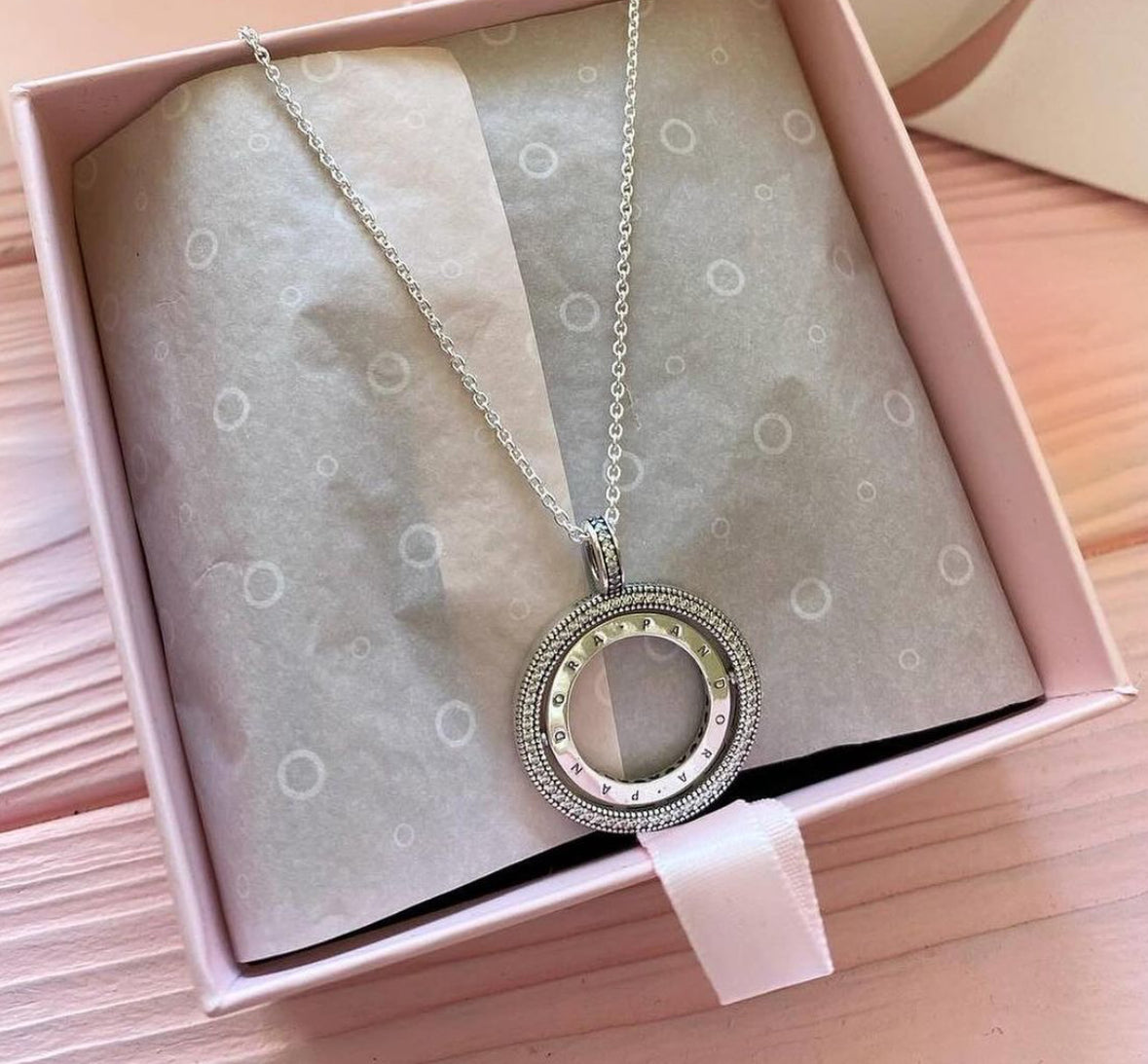 Collar doble circones logo