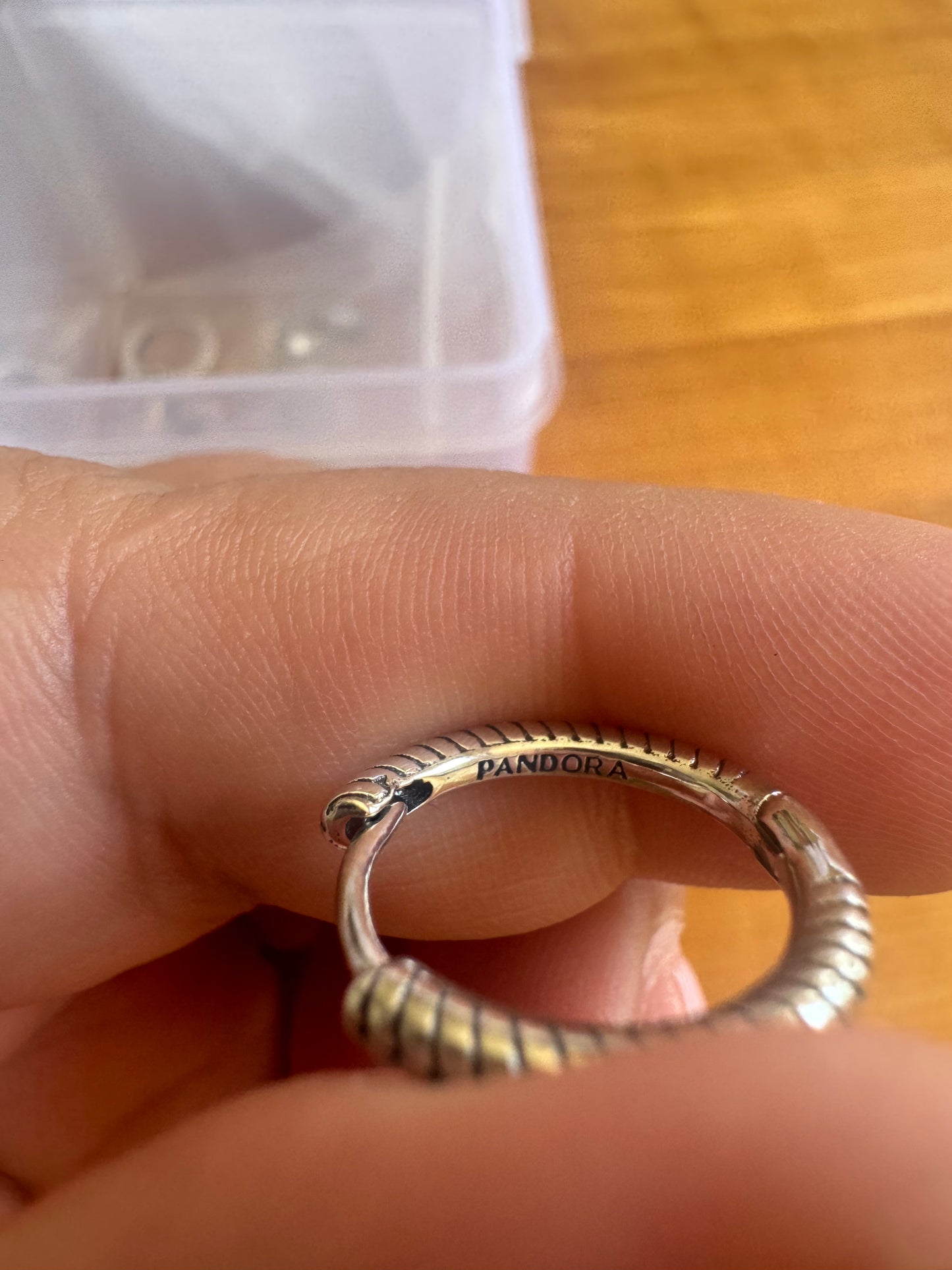 Argolla plata para charms con logo interno