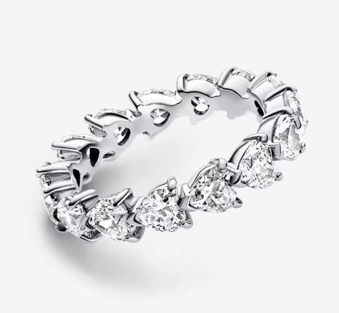 Anillo cintillo corazones diamantes