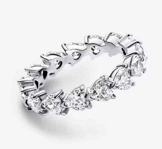 Anillo cintillo corazones diamantes